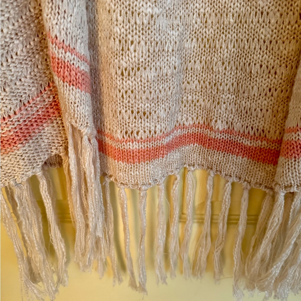 Sleeveless Beige and Blue Knit Fringe Vest - Picture 5 of 6